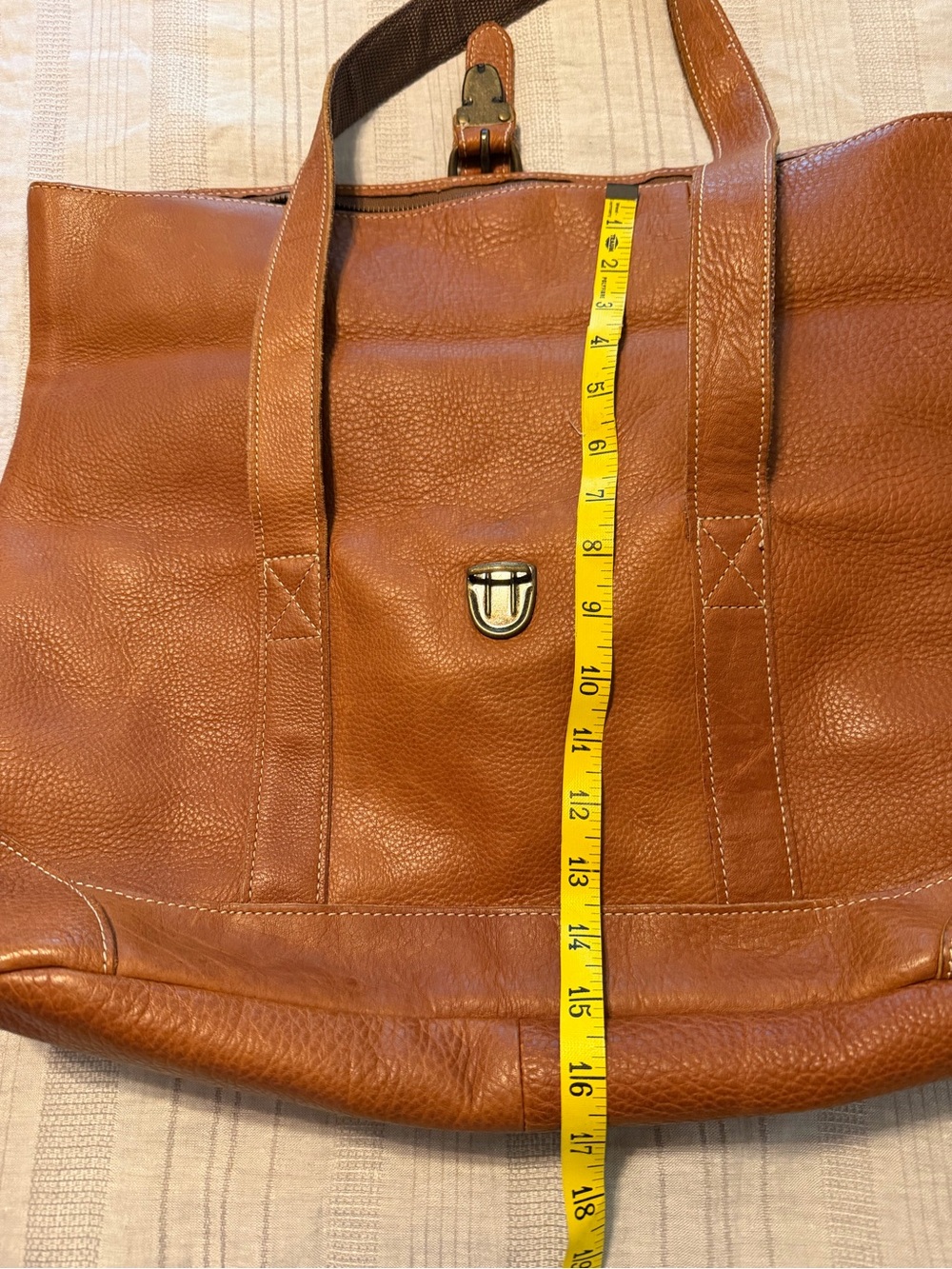 Vintage L.L. Bean pebble-grain leather tote bag features a fold-over top closure - Picture 13 of 16